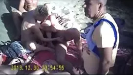 播下了一个迷人的女孩