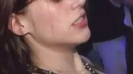 质地上的黑发女性与精子相似