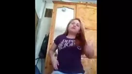 美丽的女孩抓住性高潮