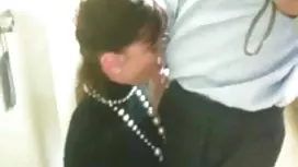 母亲与一个文件夹