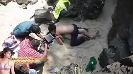两根棍子敲了那个家伙