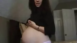 莉娜在车里。