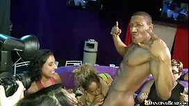 老牛仔和两个年轻女孩