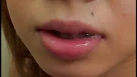 丹尼超级肛门。 2个女朋友2手在屁股。
