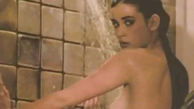 在床上有一个金发女郎