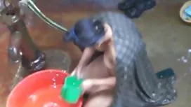橙色在女孩的屁股。
