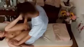 和他的女朋友一起玩