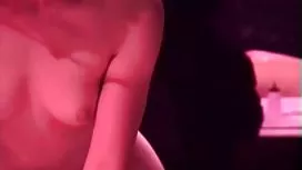 迷人的女孩在视频聊天中显示她的身体。