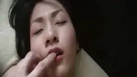 他们在街上带了一只小鸡！