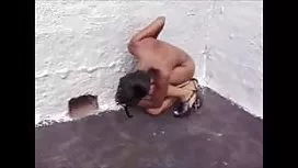 撕裂的金发女郎