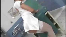 女孩在商店里撒尿